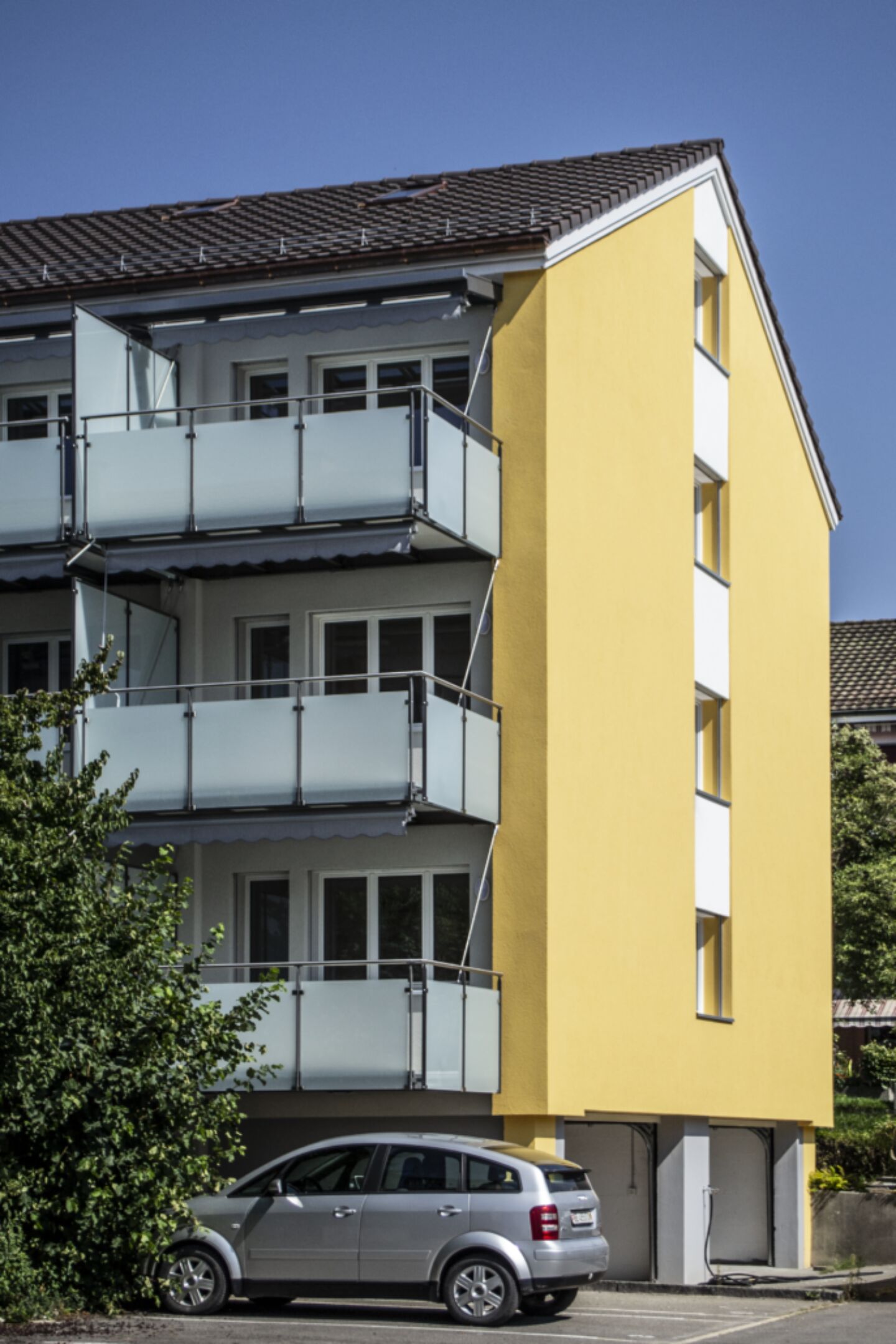 Baumann Schmid Architekten Sanierung Badhausstrasse Ittigen Fassade Balkon 687x1030
