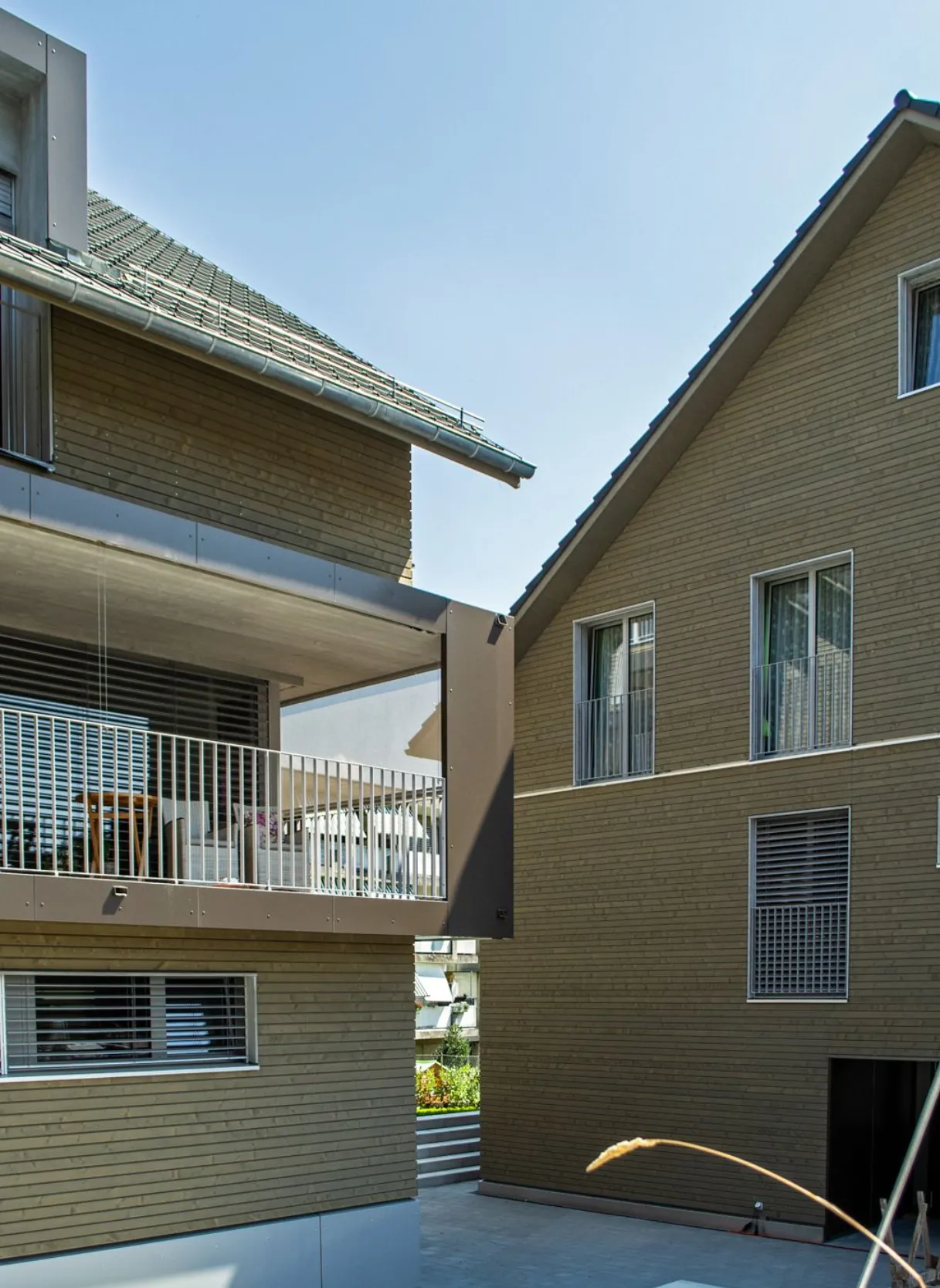 Bahnhofstrasse Stettlen Fassade Balkon Vorplatz