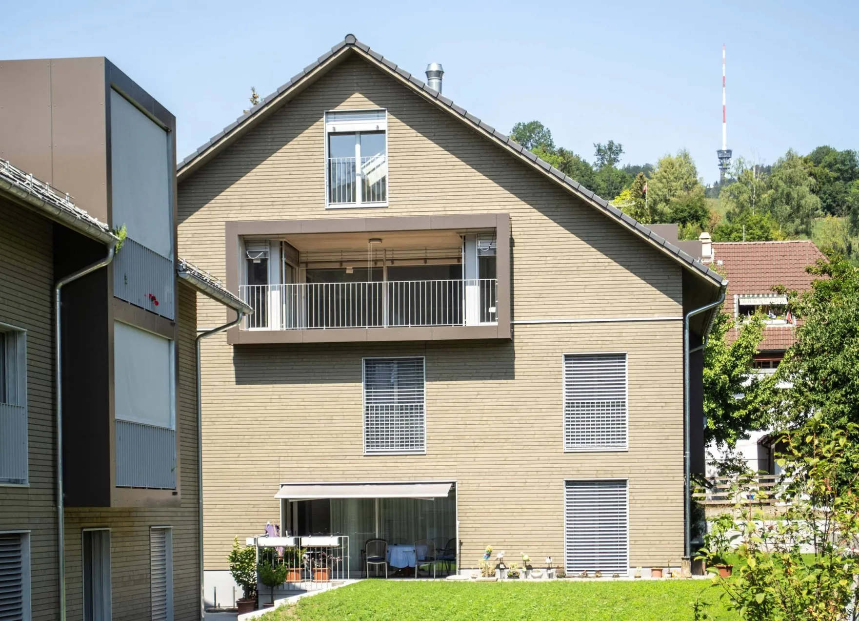 Bahnhofstrasse Stettlen Fassade Balkon