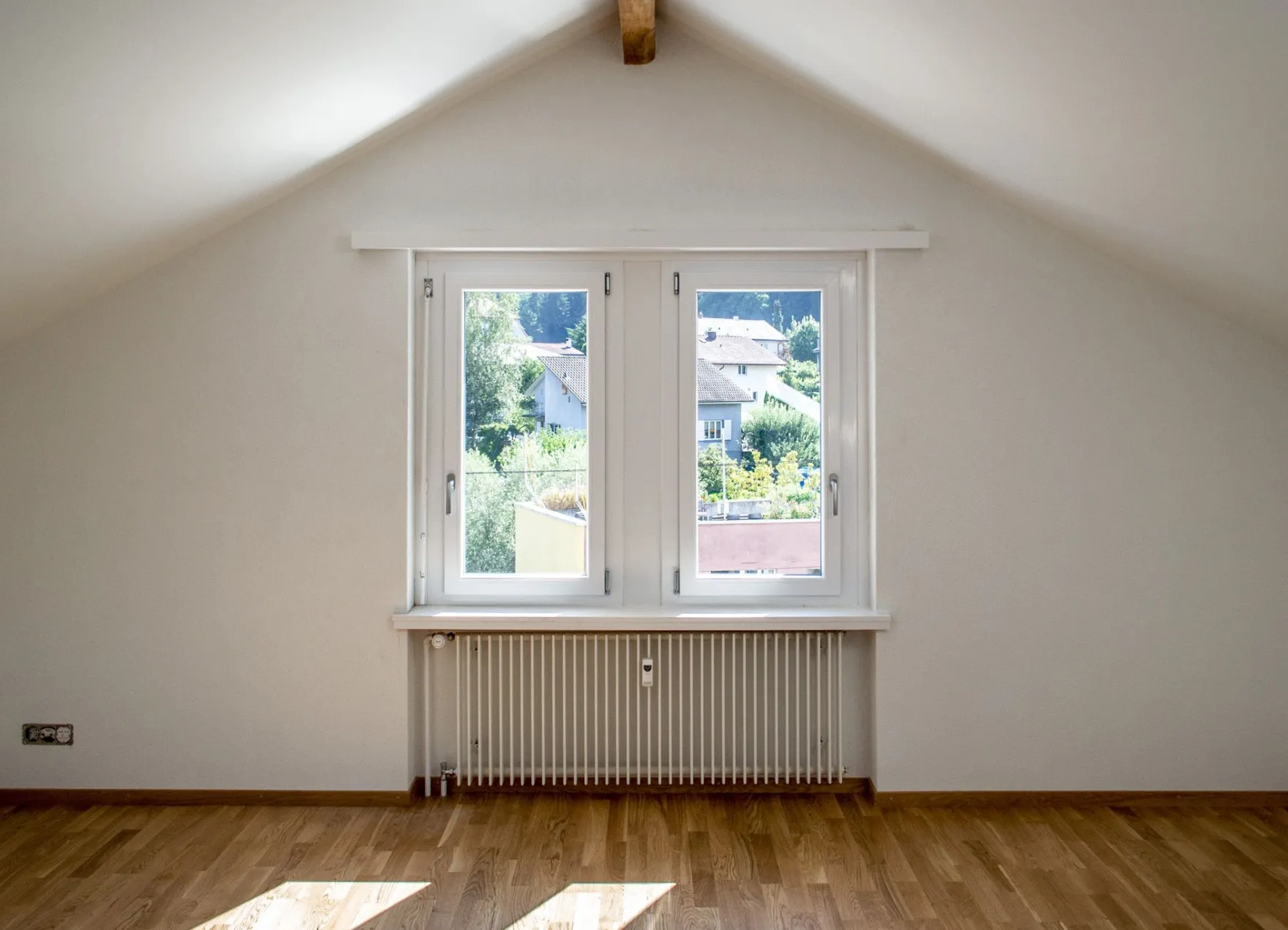 Baumann Schmid Architekten Sanierung Badhausstrasse Ittigen Dachgeschoss Wohnzimmer